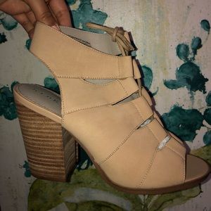 Hinge nude block heels new with box